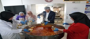 Erbaa Belediyesi aşevi Ramazan ayında her gün 800 kişiye sıcak yemek ulaştırıyor.