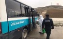 Erbaa Belediyesi ekipleri özel halk minibüslerini koronavirüse karşı dezenfekte edip denetliyor.