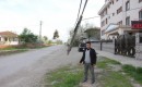 Evyaba Mahallesinde Rüzgarda kırılan telefon direğini tahta çakarak sabitlediler