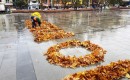 Erbaa Belediyesi   temizlik işçisi sonbahar yaprakları ile ‘ 10 Kasım’ yazdı.