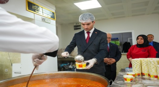 Erbaa Belediyesi aşevi Ramazan ayı boyunca her gün iftarda 900 sahurda 200 kişiye yemek ulaştırıyor